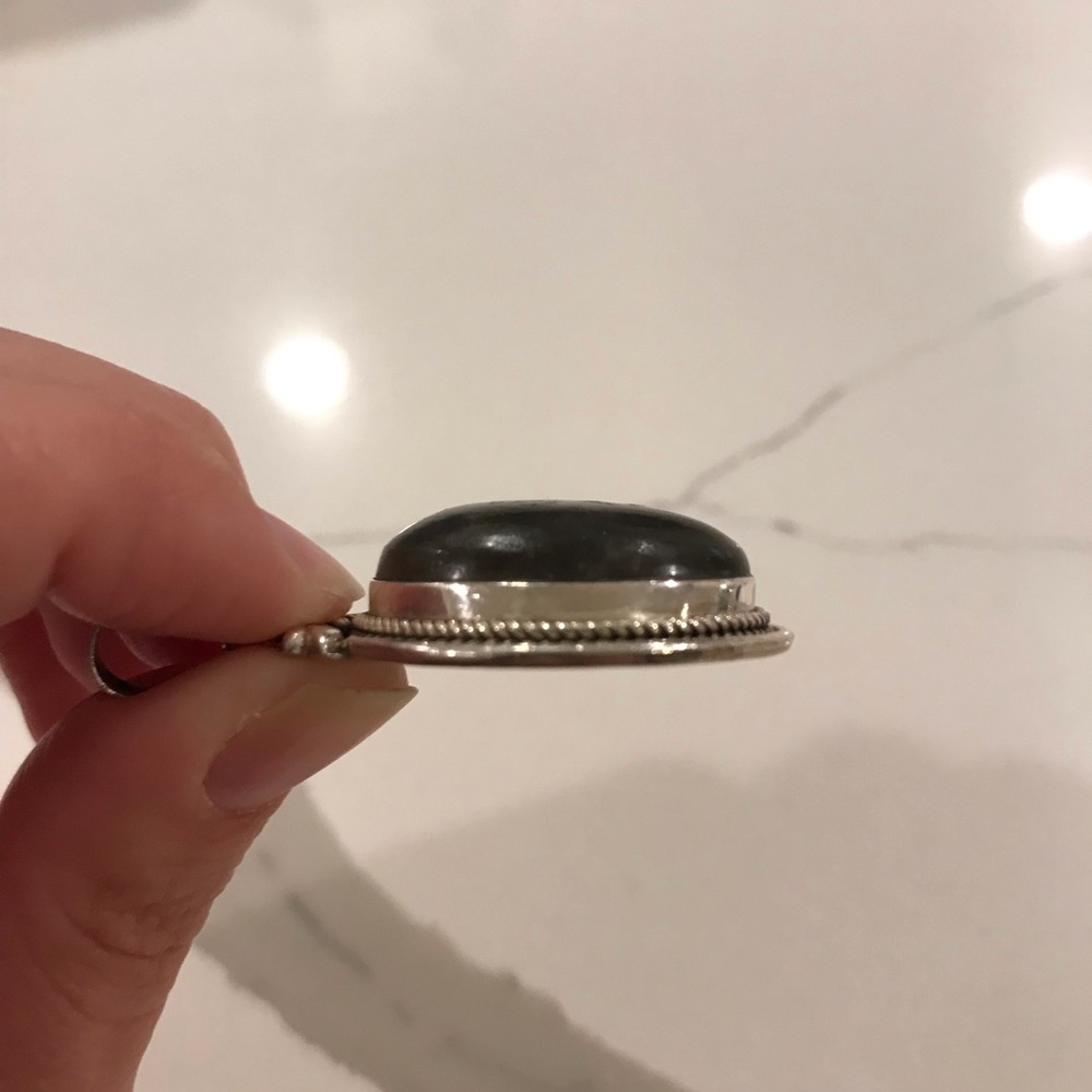 Sterling silver and labradorite pendant with leaf detail - Picture 5 of 5